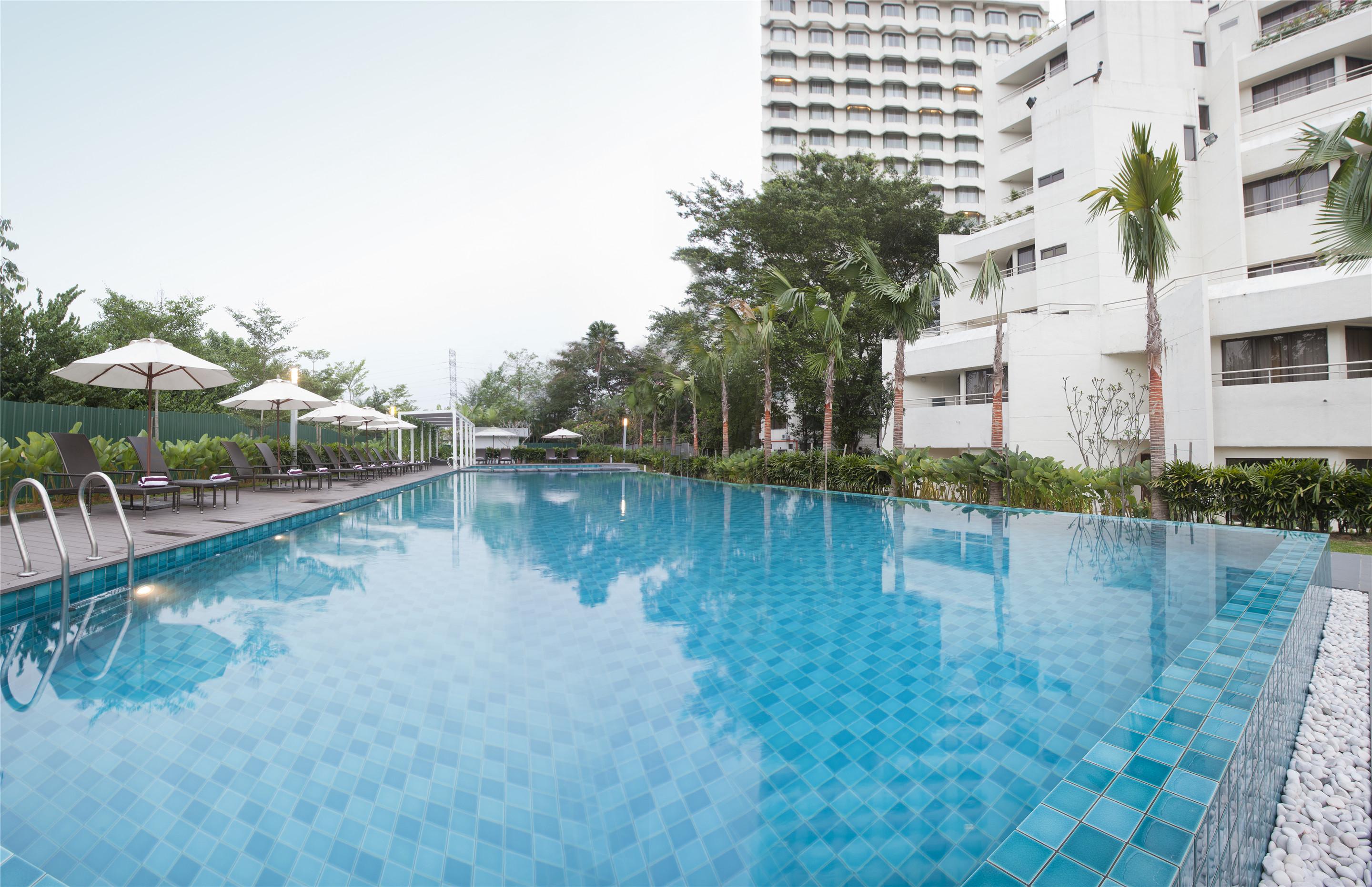 Dorsett Grand Subang Hotel Subang Jaya Exterior photo The pool at the Royal Thai Police Club