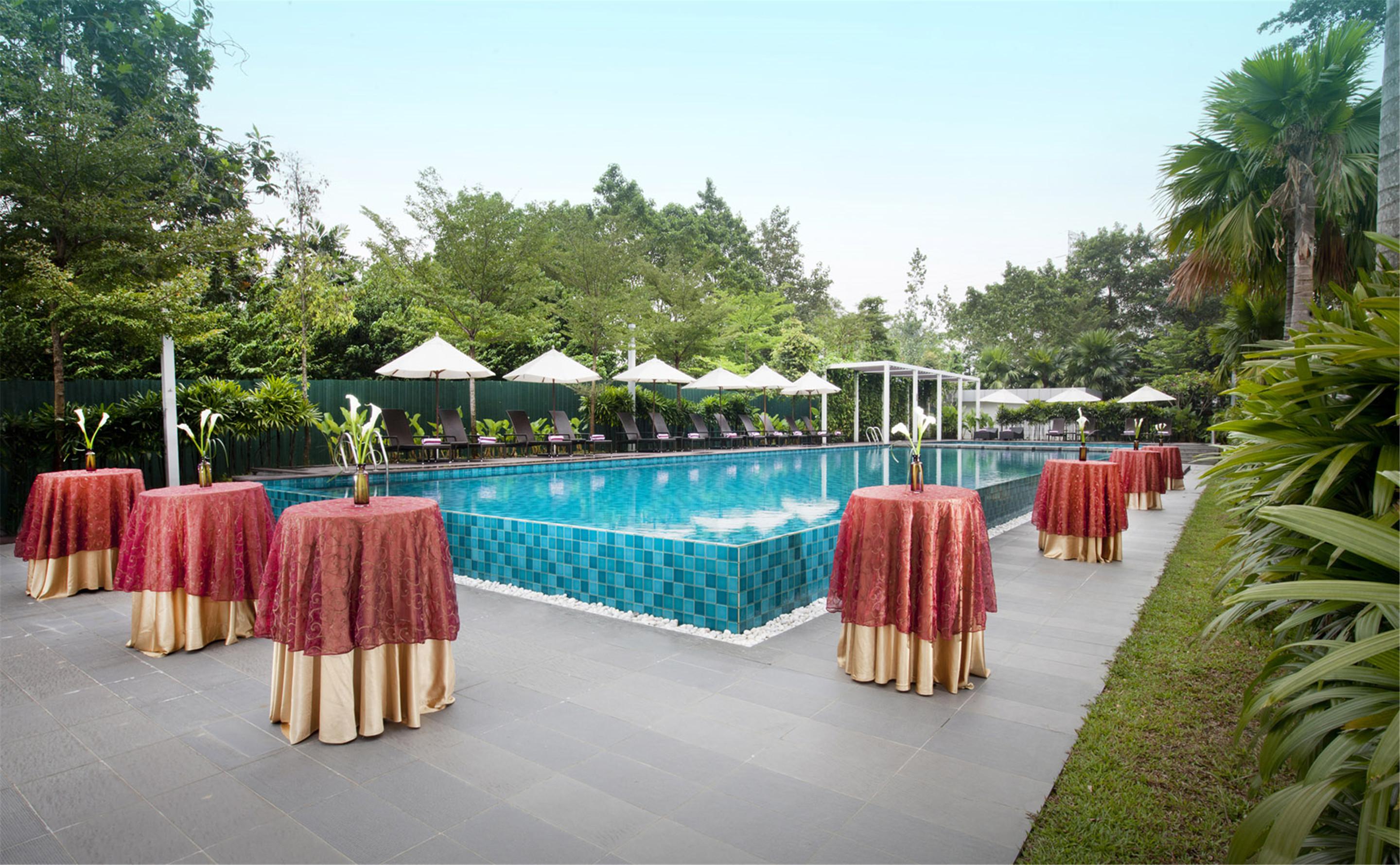 Dorsett Grand Subang Hotel Subang Jaya Exterior photo The pool at the hotel